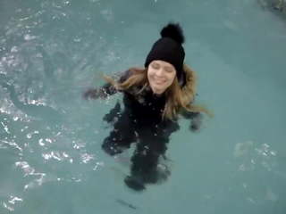 Wetlook момиче с winter дрехи swims в на билярд: порно 6e
