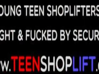 Kecil remaja shoplifter tertangkap oleh sebuah menjaga dan memiliki untuk membayar
