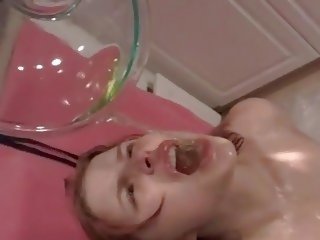 Sweetheart drinks pis in fetisj spelen