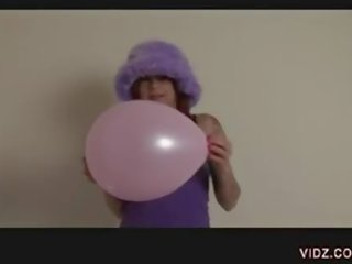 Juteklīgs iedomāts sieviete rubs vāvere pret balons