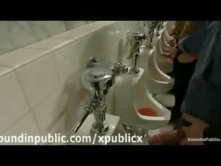 Grupo de gays en público toilets handjobs y mamadas