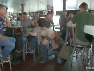 Dua tebal pelacur mendapatkan diperlakukan tidak baik di sebuah bar penuh dari oversexed orang asing