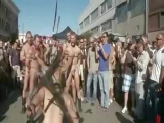 Publique plaza avec dépouillé hommes prepared pour sauvage coarse violent gai groupe cochon film