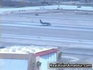 Asia stunner menyebalkan bigcock di sebuah bandara