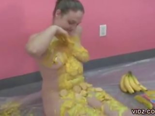 Lakuriq i ndyrë prostitutë danni duke bërë një banane ndarje