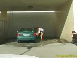 Šílený čurat dívka na the auto mytí